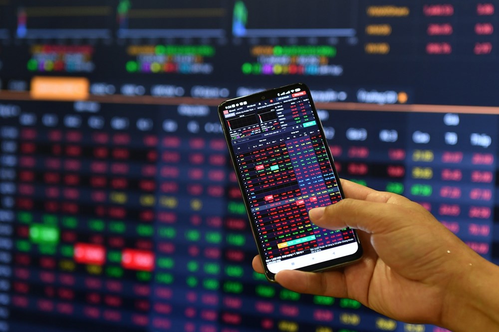 VN-Index giằng co trước phiên chốt tuần: test cung - cầu sau cú tăng sốc - ảnh 1