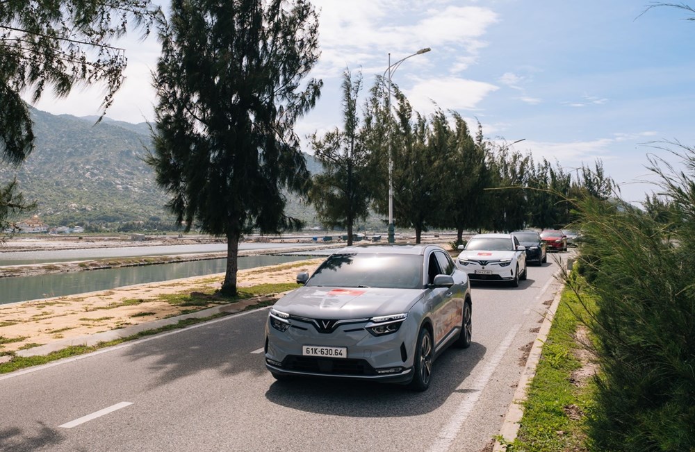 Đến Cần Giờ dịp nghỉ lễ, vừa chạy marathon vừa lái thử dàn xe điện VinFast - ảnh 1