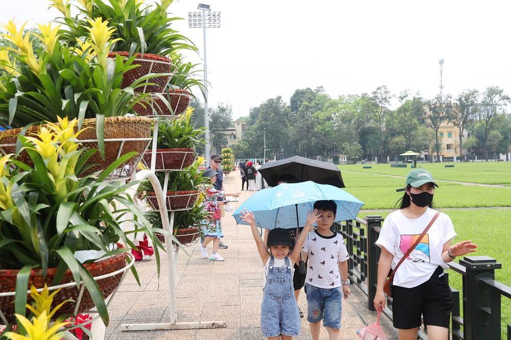 Quảng trường Ba Đình rực rỡ cờ hoa chào mừng ngày 30.4 và 1.5 - ảnh 12