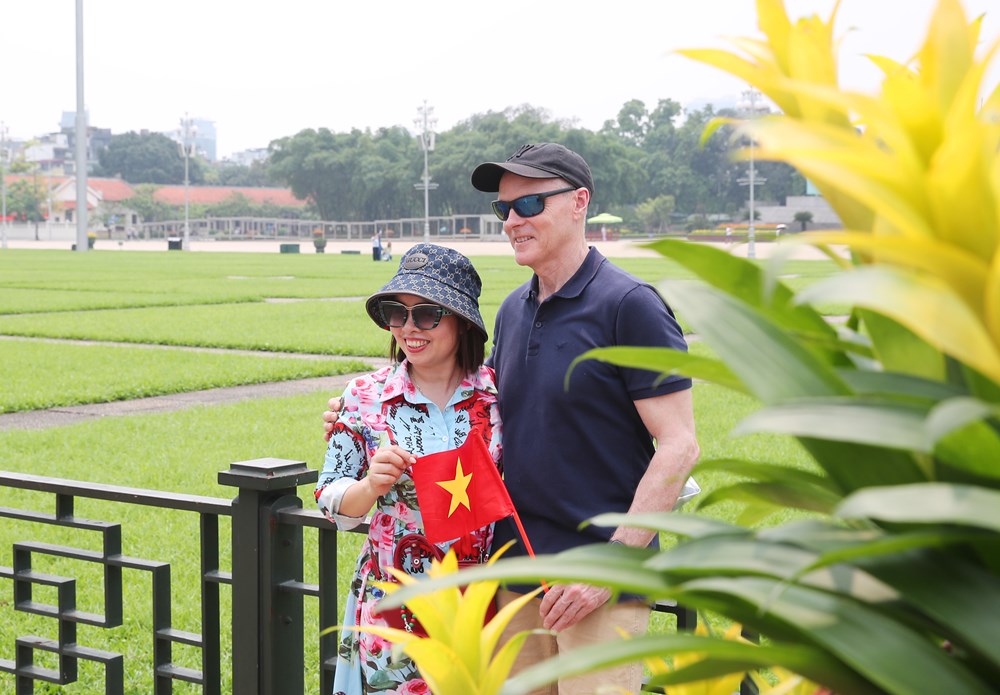 Quảng trường Ba Đình rực rỡ cờ hoa chào mừng ngày 30.4 và 1.5 - ảnh 13