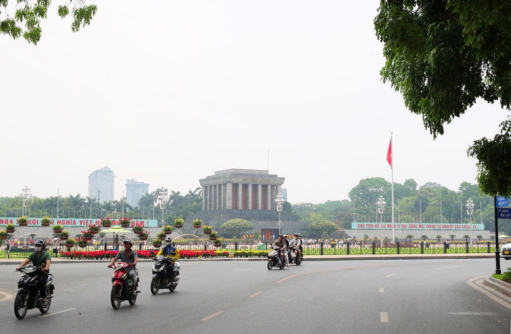 Quảng trường Ba Đình rực rỡ cờ hoa chào mừng ngày 30.4 và 1.5 - ảnh 1