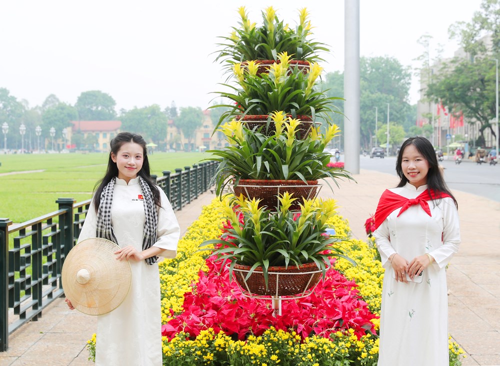 Quảng trường Ba Đình rực rỡ cờ hoa chào mừng ngày 30.4 và 1.5 - ảnh 15