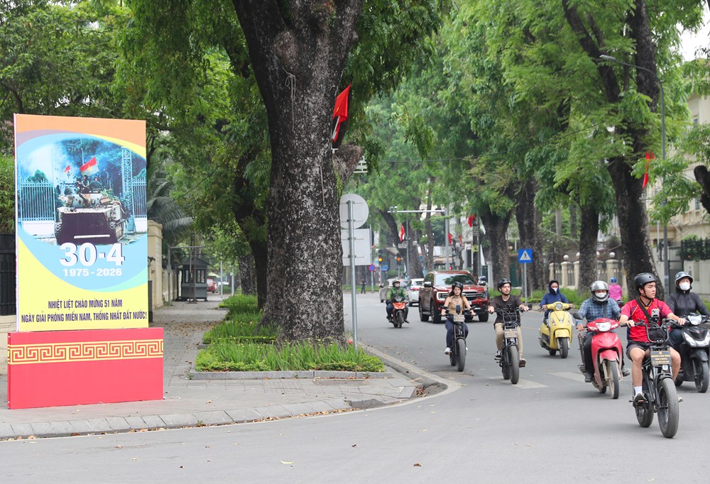 Quảng trường Ba Đình rực rỡ cờ hoa chào mừng ngày 30.4 và 1.5 - ảnh 16