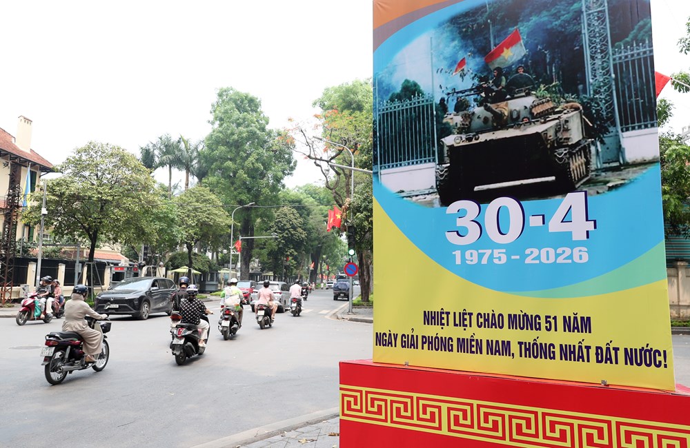 Quảng trường Ba Đình rực rỡ cờ hoa chào mừng ngày 30.4 và 1.5 - ảnh 17