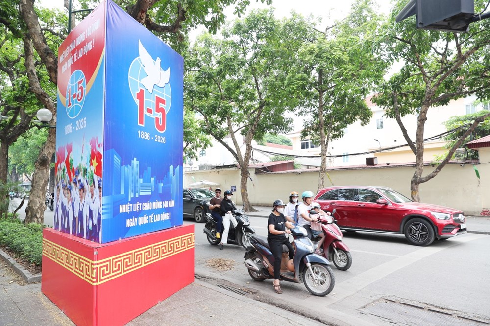 Quảng trường Ba Đình rực rỡ cờ hoa chào mừng ngày 30.4 và 1.5 - ảnh 18