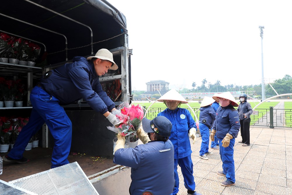 Quảng trường Ba Đình rực rỡ cờ hoa chào mừng ngày 30.4 và 1.5 - ảnh 2