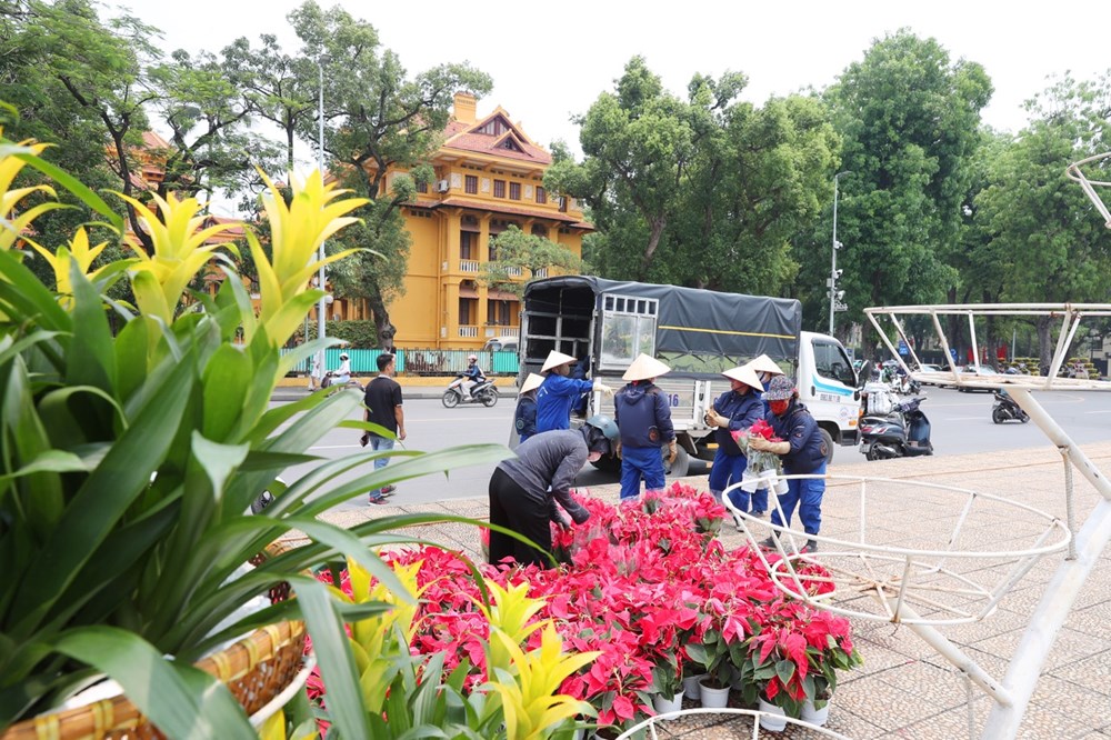 Quảng trường Ba Đình rực rỡ cờ hoa chào mừng ngày 30.4 và 1.5 - ảnh 3