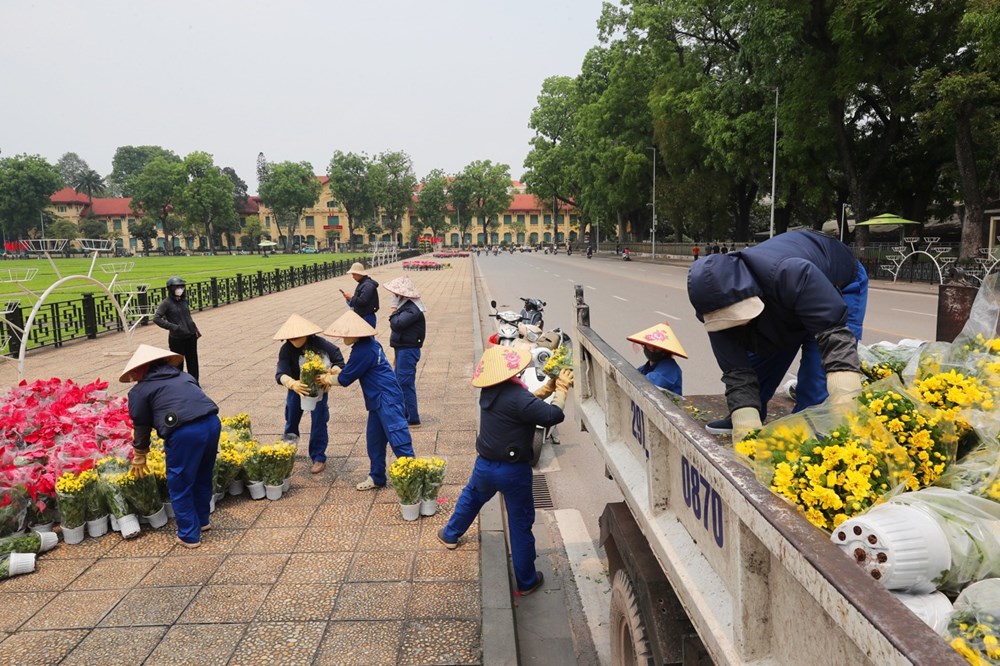Quảng trường Ba Đình rực rỡ cờ hoa chào mừng ngày 30.4 và 1.5 - ảnh 4