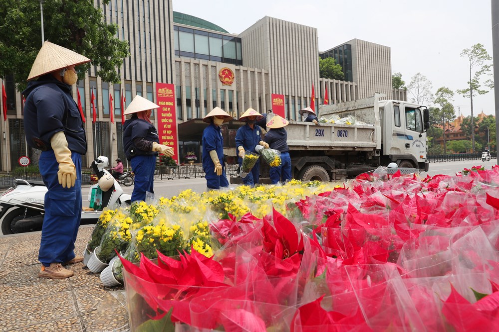 Quảng trường Ba Đình rực rỡ cờ hoa chào mừng ngày 30.4 và 1.5 - ảnh 5