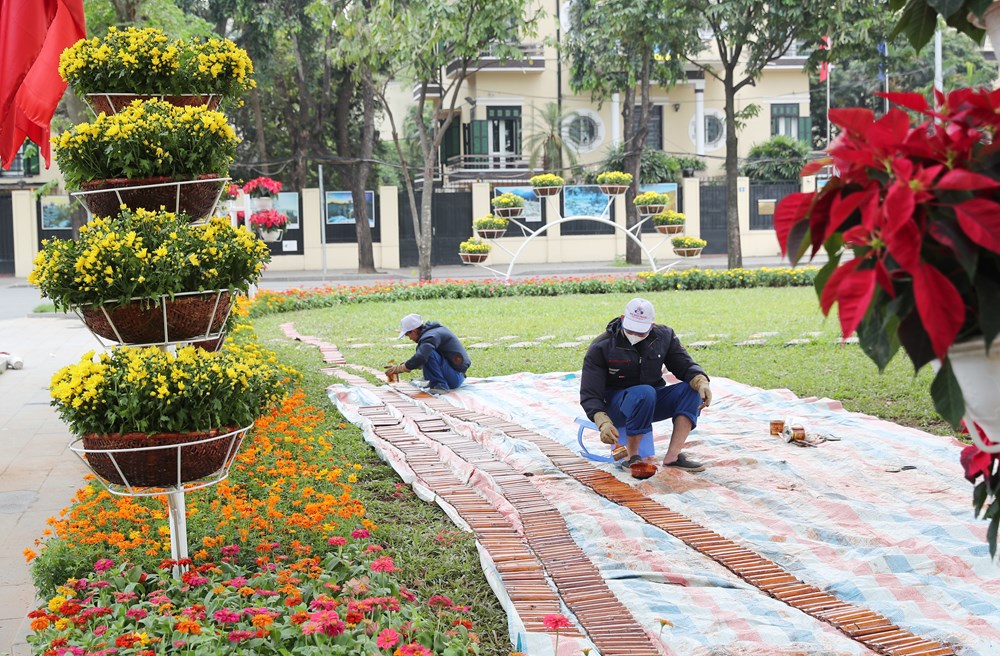 Quảng trường Ba Đình rực rỡ cờ hoa chào mừng ngày 30.4 và 1.5 - ảnh 8