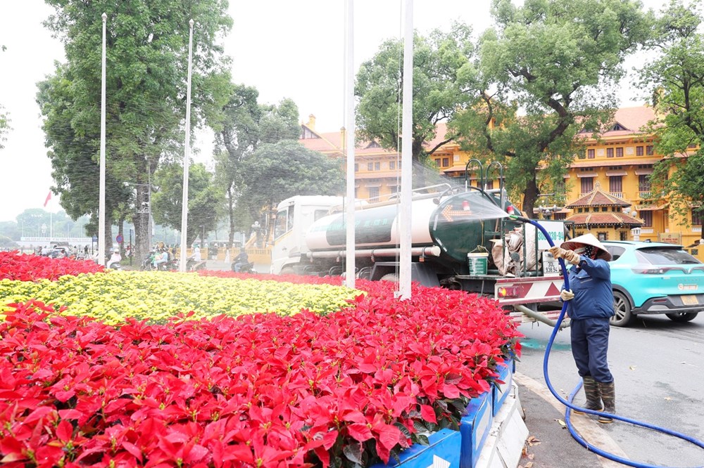 Quảng trường Ba Đình rực rỡ cờ hoa chào mừng ngày 30.4 và 1.5 - ảnh 9