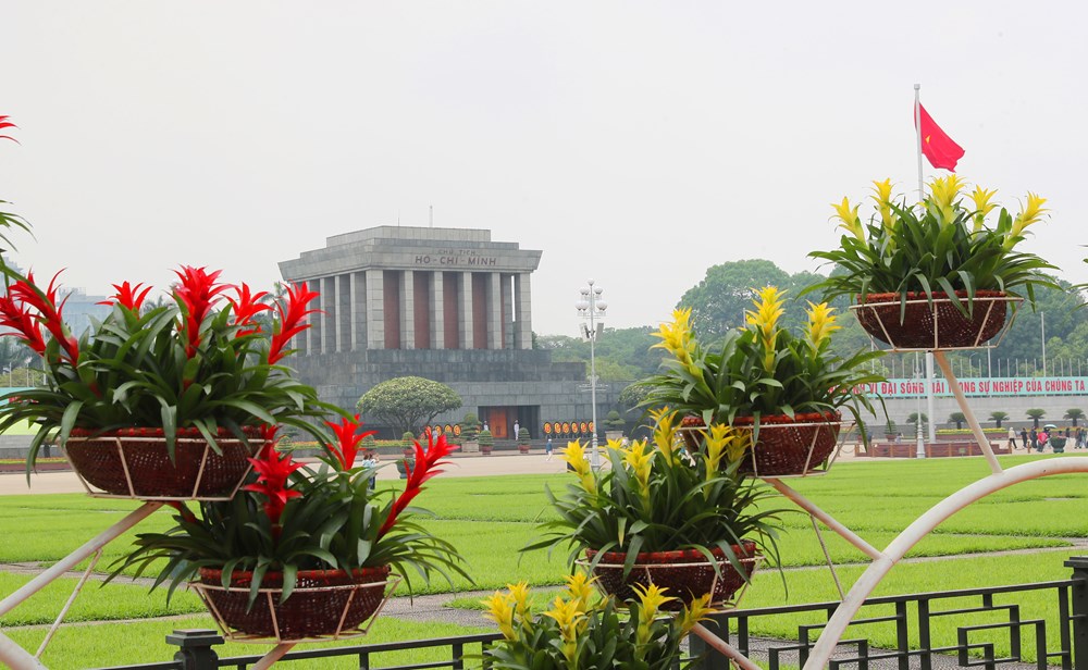 Quảng trường Ba Đình rực rỡ cờ hoa chào mừng ngày 30.4 và 1.5 - ảnh 11