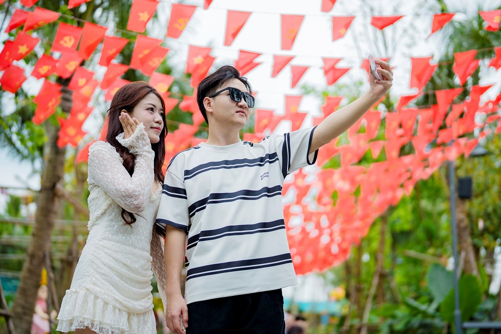 Khách Hà Nội tấp nập đến Sun World Ha Nam dịp Giỗ Tổ, báo hiệu sức hút dịp 30.4 - 1.5  - ảnh 1