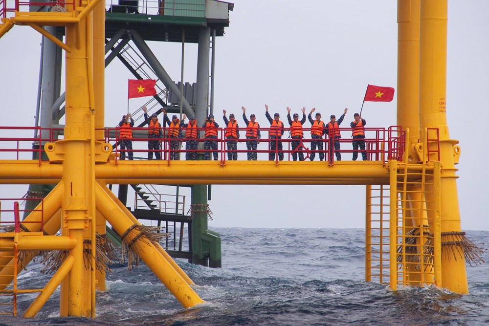 Trường Sa, DK1 canh thức để đất liền bình yên ngày lễ - ảnh 2