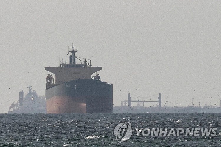 Tàu hàng Hàn Quốc phát nổ ở eo biển Hormuz, chưa ghi nhận thương vong - ảnh 1