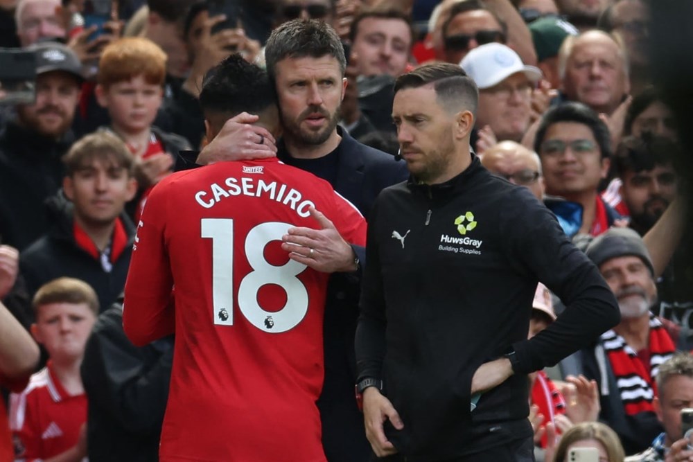 Casemiro xúc động chia tay Old Trafford, Bruno Fernandes lập cột mốc lịch sử - ảnh 1