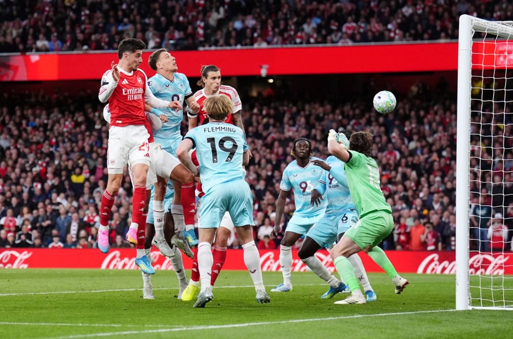Arsenal tiến sát ngôi vương Ngoại hạng Anh sau chiến thắng nghẹt thở - ảnh 1