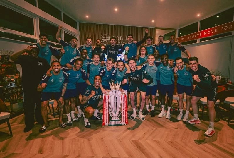 Arsenal chính thức vô địch Ngoại hạng Anh sau 22 năm chờ đợi - ảnh 1