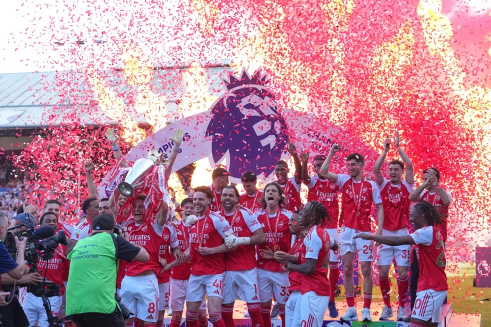 Arsenal đăng quang ngôi vương Ngoại hạng Anh sau 22 năm chờ đợi - ảnh 1