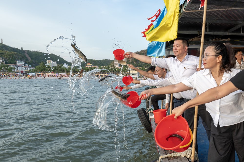 30 nghìn người đổ về Vịnh trung tâm tham gia Lễ hội biển Cát Bà  - ảnh 5