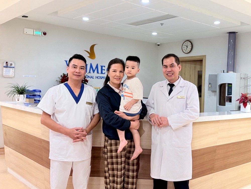 Vinmec Hạ Long cứu bé trai 2 tuổi khỏi nguy cơ biến chứng do bệnh lí ống phúc tinh mạc - ảnh 1