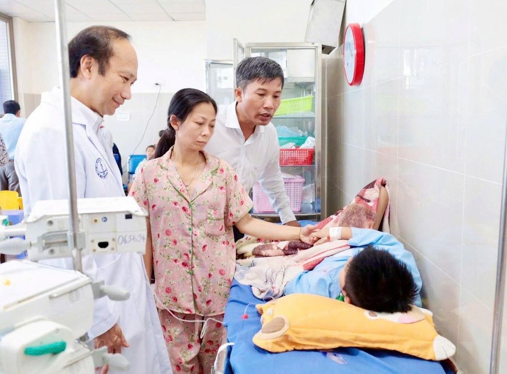 Ngộ độc bánh mì hàng loạt: Nhận biết sớm để tránh nguy hiểm - ảnh 1