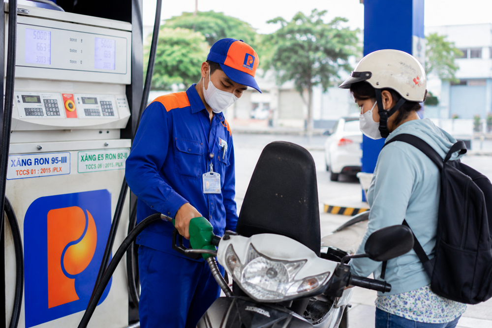 Giá xăng giảm mạnh nhất nhiều tháng, RON 95 về sát 20.400 đồng/lít - ảnh 1