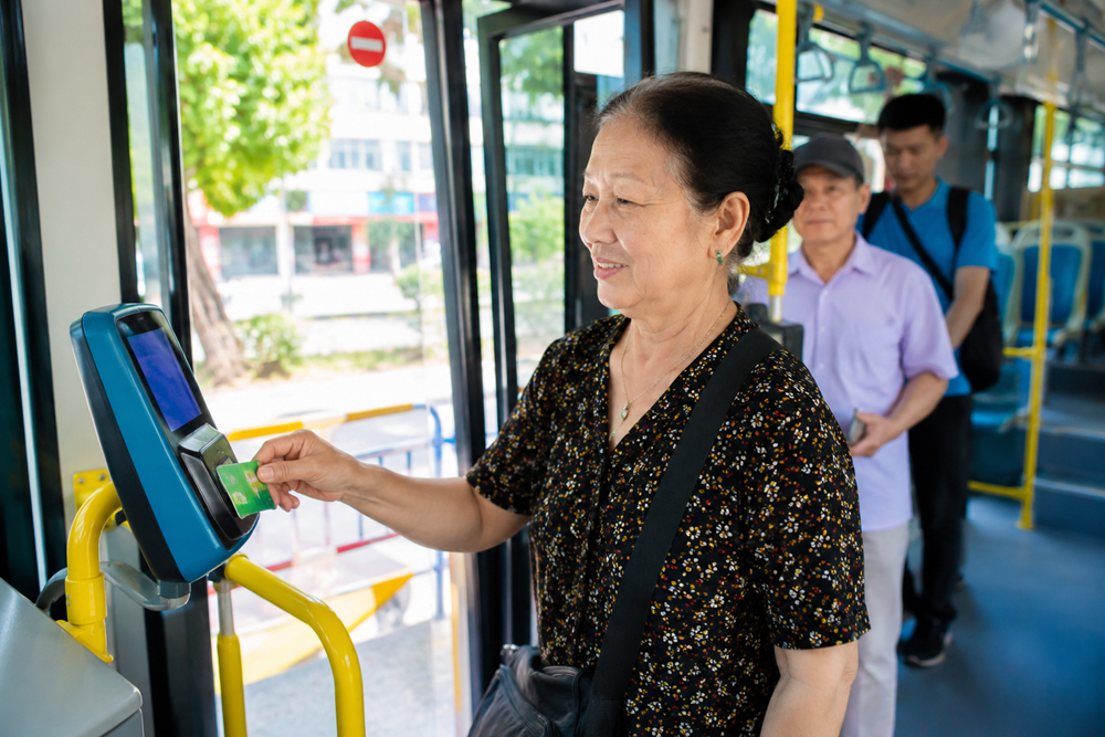 Hà Nội mở đăng kí thẻ xe buýt miễn phí gắn chip: Ai được cấp, cần giấy tờ gì? - ảnh 1