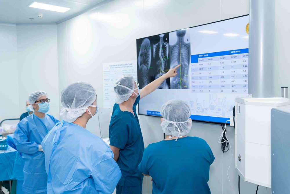 Bác sĩ nói về tương lai của ngoại khoa khi robot phẫu thuật ngày càng hiện diện nhiều trong phòng mổ - ảnh 1