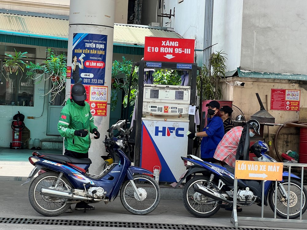 Giá xăng dầu đồng loạt tăng, dầu diesel tăng gần 2.500 đồng/lít - ảnh 1