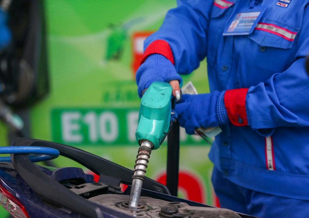 Giá xăng dầu tăng mạnh, dầu diesel vượt 27.600 đồng/lít - ảnh 1