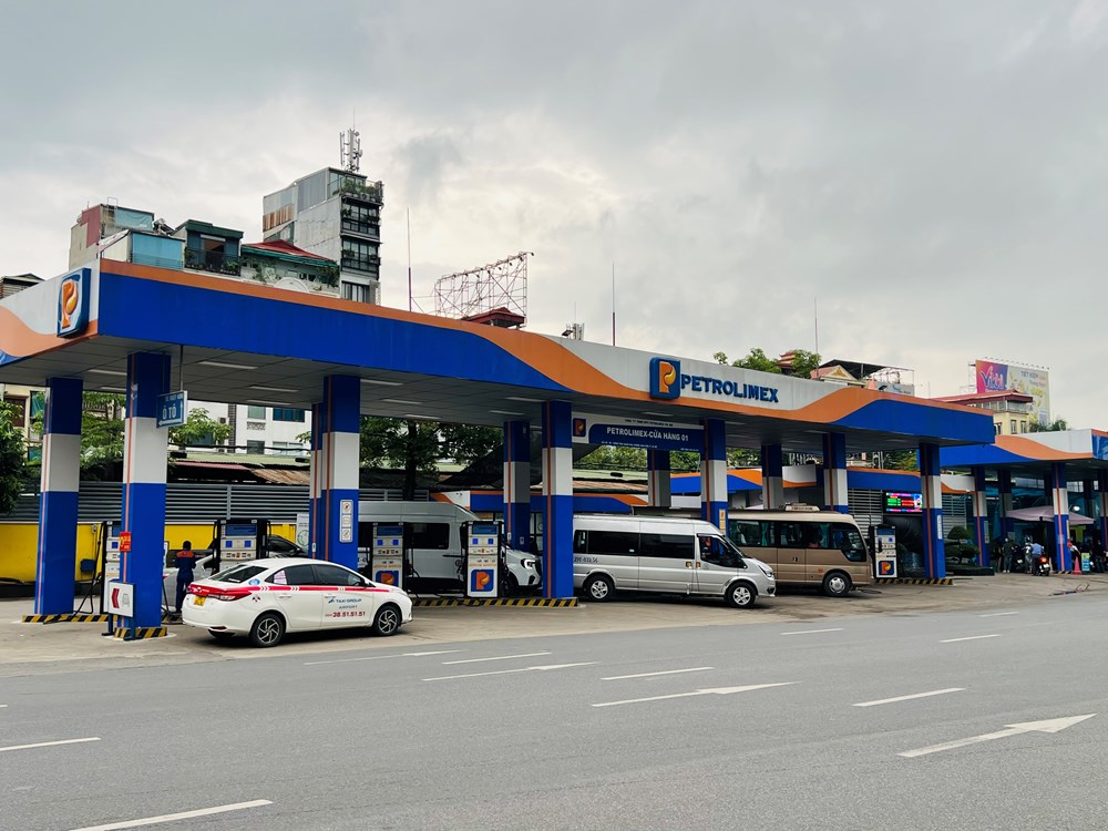 Giá xăng tiếp tục giảm, E10 còn 22.119 đồng/lít - ảnh 1
