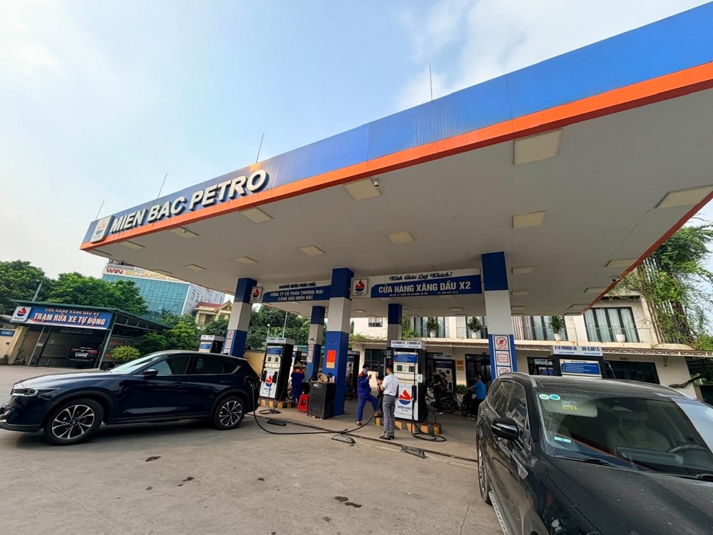 Nhiên liệu đồng loạt tăng, dầu Brent vượt 100 USD - ảnh 1