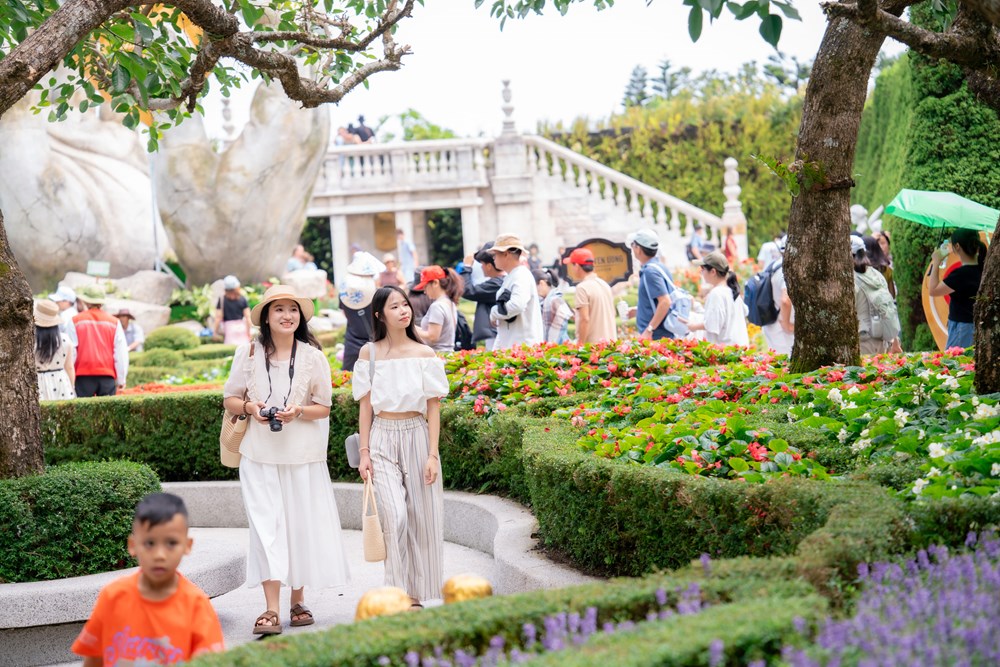 Bà Nà mùa trăng: Rước lân, thả đèn và ưu đãi 50% chờ giới trẻ chinh phục đỉnh mây - ảnh 4