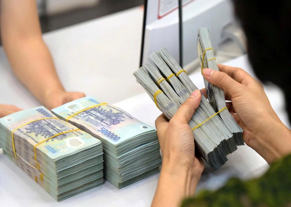 Tiền gửi dân cư lập kỷ lục mới, lãi suất lên 9,5% - ảnh 1
