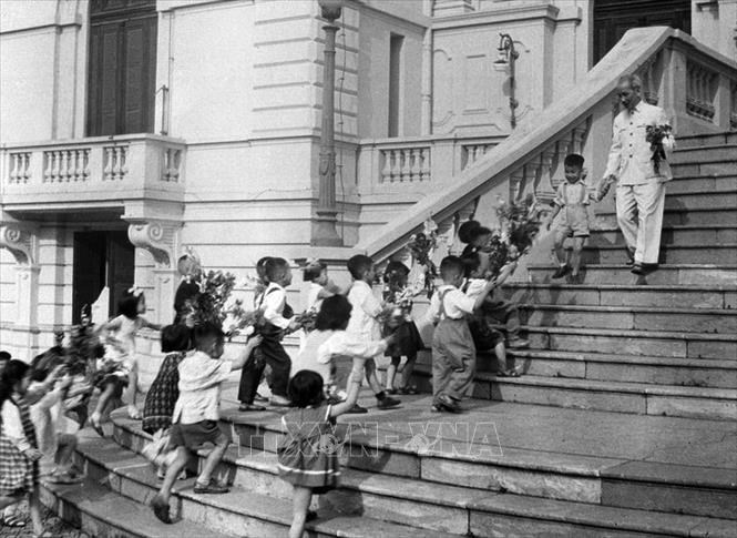Bác Hồ vui Tết Trung thu với hơn một vạn thiếu nhi Thủ đô (1961) - ảnh 1