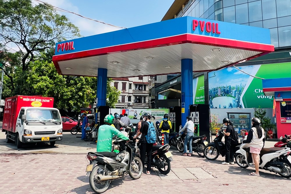 Giá xăng tăng mạnh, E10 RON95 vượt 27.000 đồng/lít - ảnh 1