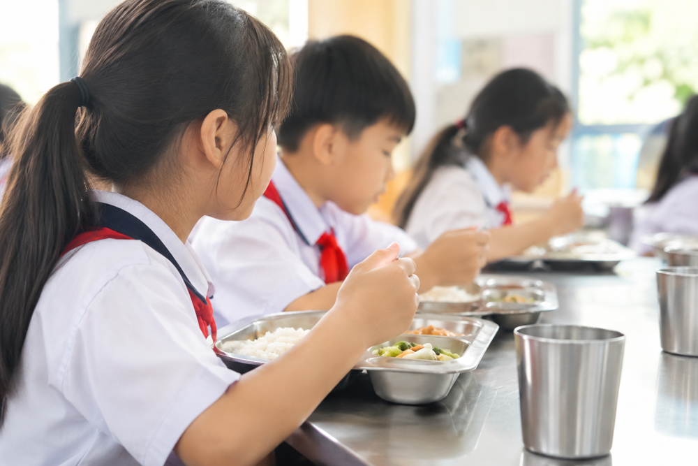 Muốn con bán trú, phải chọn thêm môn học: nỗi băn khoăn sau tờ đơn nhập học - ảnh 1