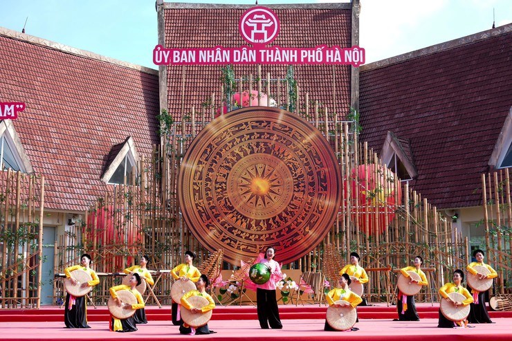 Hơn cả một ngày hội - ảnh 1