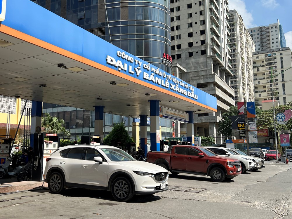 Giá xăng dầu đồng loạt tăng, dầu diesel vượt 30.000 đồng/lít - ảnh 1