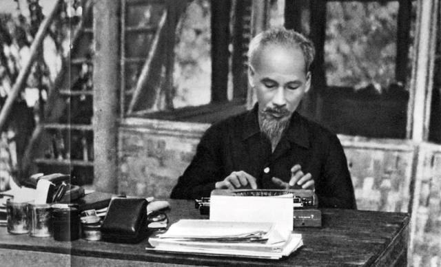 Giới thiệu 300 hình ảnh về Chủ tịch Hồ Chí Minh – Tinh hoa dân tộc, Tầm vóc thời đại - ảnh 2