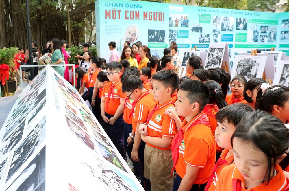 Khai mạc Triển lãm ảnh “Rạng rỡ tên Người” - ảnh 8