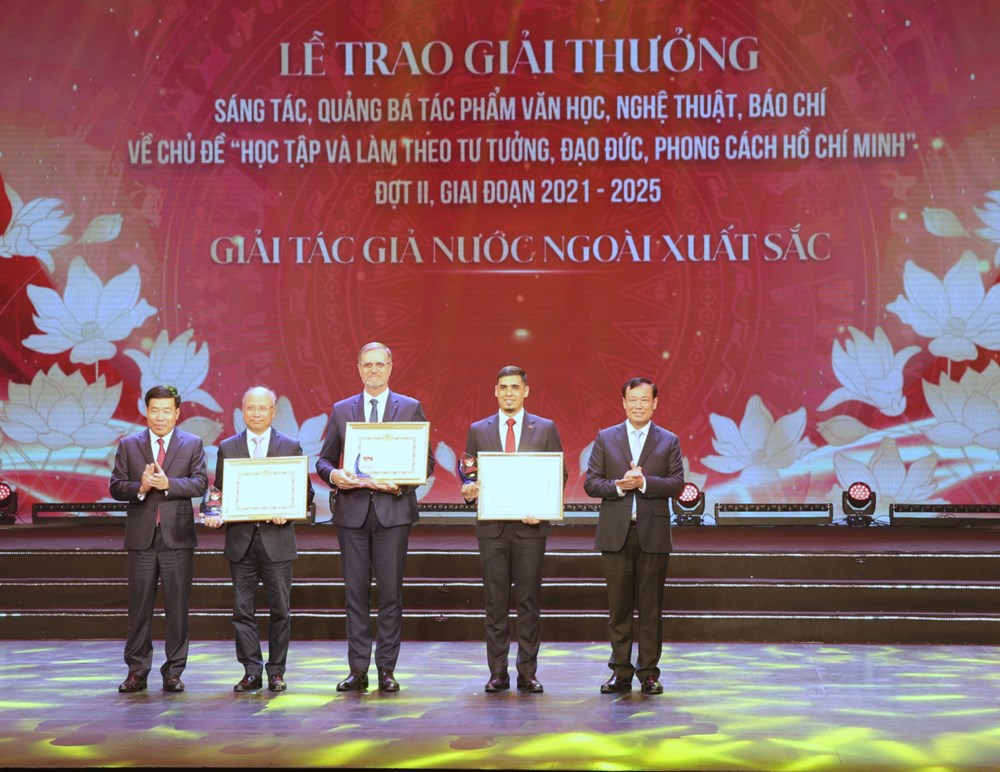 Trao giải thưởng sáng tác về “Học tập và làm theo tư tưởng, đạo đức, phong cách Hồ Chí Minh” - ảnh 4