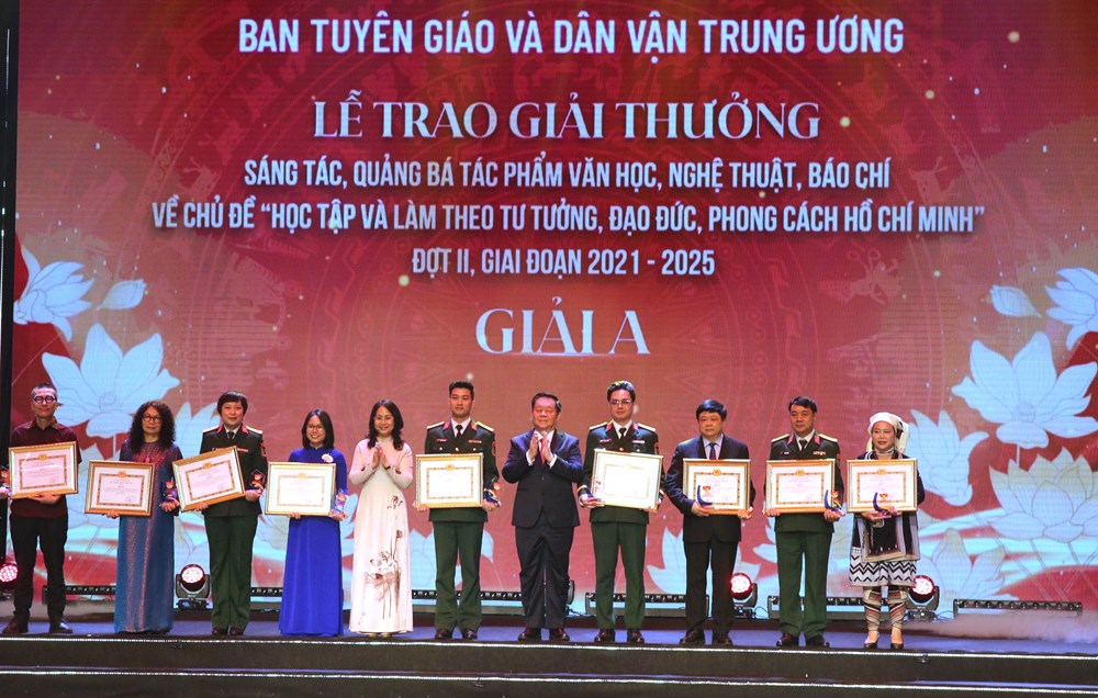 Trao giải thưởng sáng tác về “Học tập và làm theo tư tưởng, đạo đức, phong cách Hồ Chí Minh” - ảnh 3