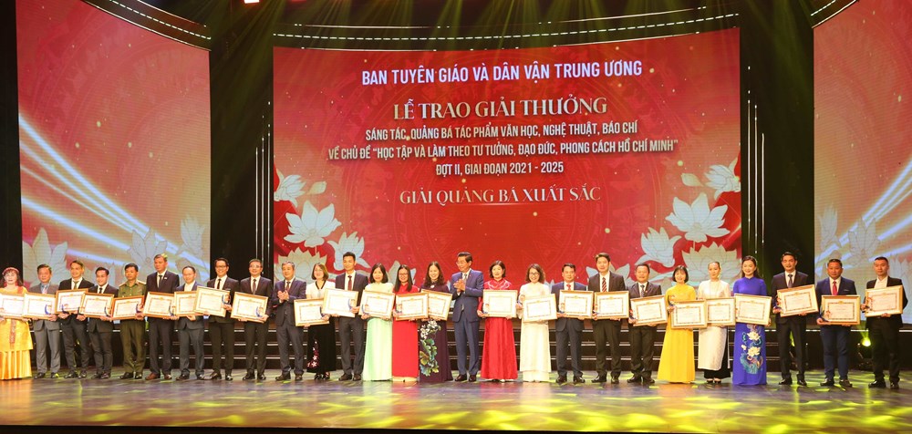 Trao giải thưởng sáng tác về “Học tập và làm theo tư tưởng, đạo đức, phong cách Hồ Chí Minh” - ảnh 5