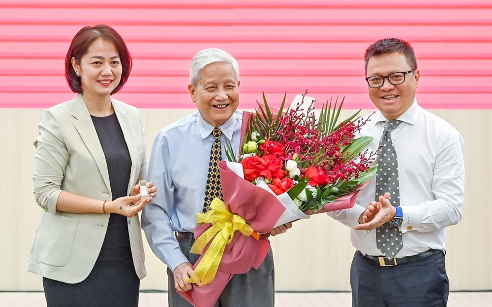 Nhà báo lão thành Hà Đăng ra mắt cuốn sách "Tinh hoa cách mạng Việt Nam" ở tuổi 96 - ảnh 1
