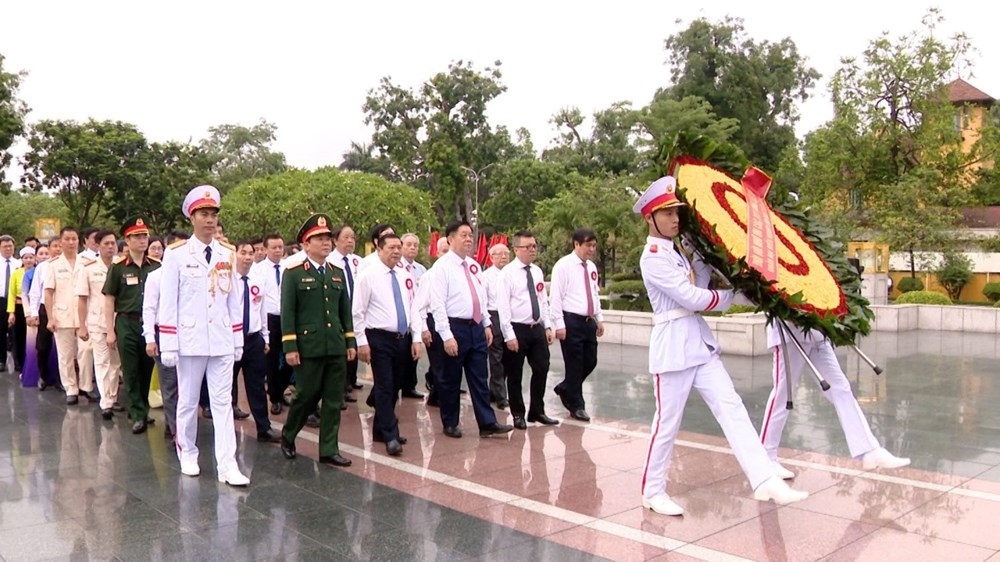 Hơn 100 nhà báo tiêu biểu báo công dâng Bác - ảnh 1