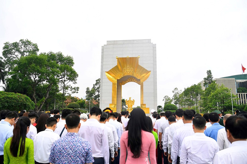 Hơn 100 nhà báo tiêu biểu báo công dâng Bác - ảnh 3