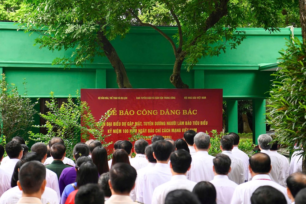 Hơn 100 nhà báo tiêu biểu báo công dâng Bác - ảnh 7