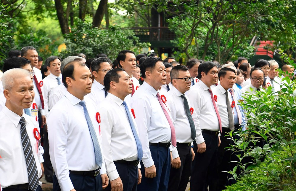 Hơn 100 nhà báo tiêu biểu báo công dâng Bác - ảnh 4